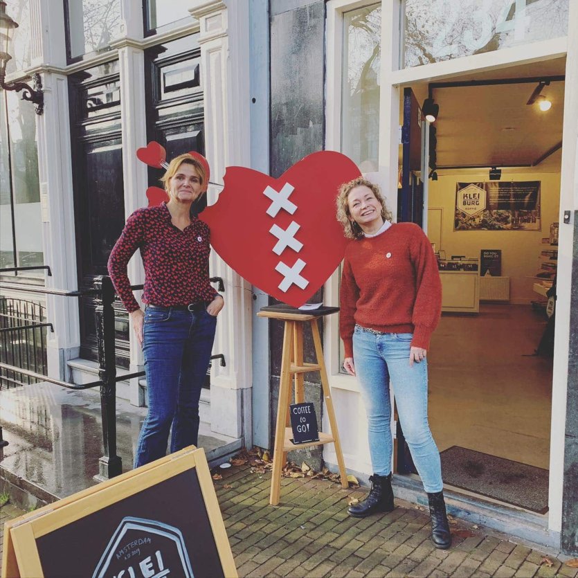 Foto van Resa en Ineke bij de ingang van de winkel